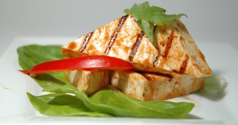 Grilled tofu with lettuce and peppers